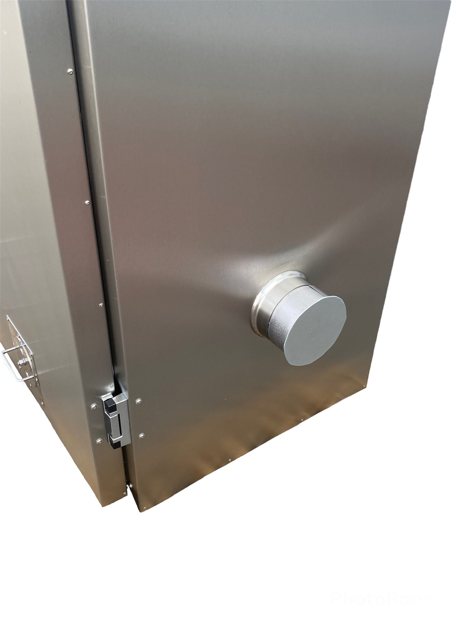 Connection pipe with fitting for smoke generators