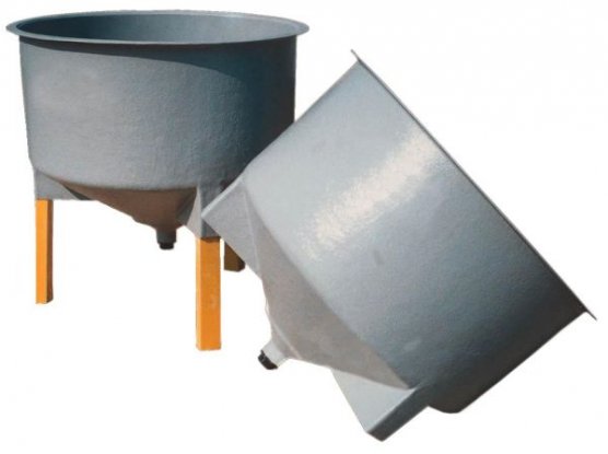 Zylinderförmige Becken mit konischem Boden und Stützen
